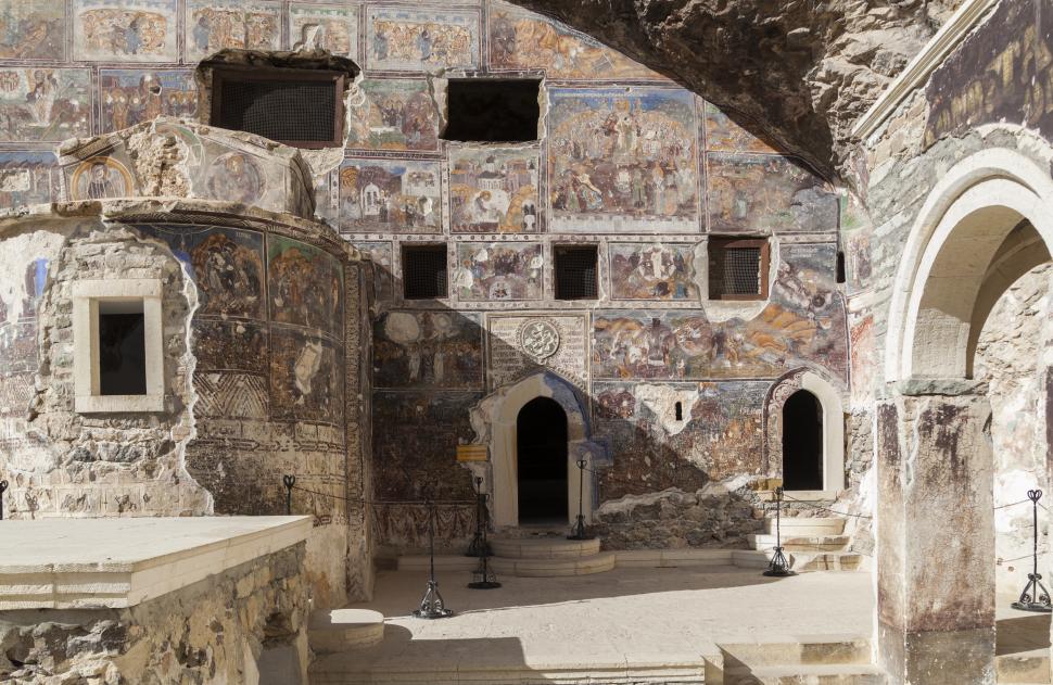 Mănăstirea străveche din Turcia, suspendată la 300 de metri pe o stâncă. Originile sale sunt învăluite în mit 923316