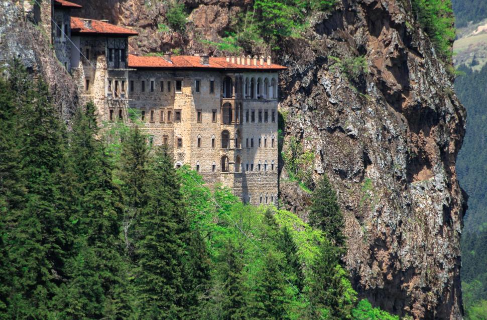 Mănăstirea străveche din Turcia, suspendată la 300 de metri pe o stâncă. Originile sale sunt învăluite în mit 923320