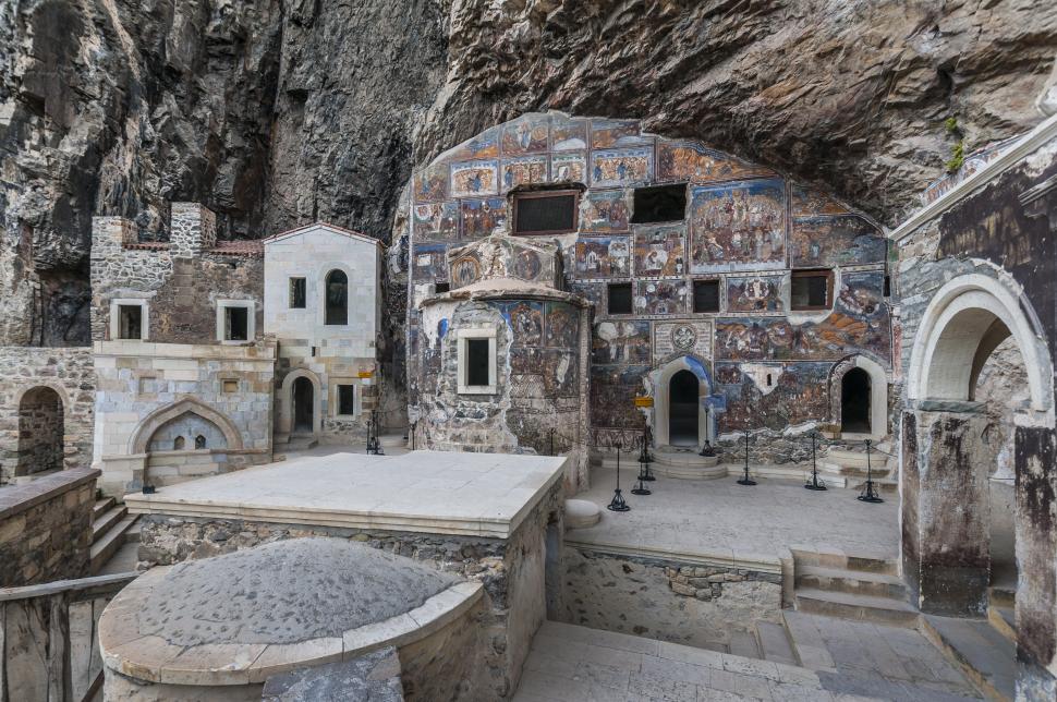 Mănăstirea străveche din Turcia, suspendată la 300 de metri pe o stâncă. Originile sale sunt învăluite în mit 923321
