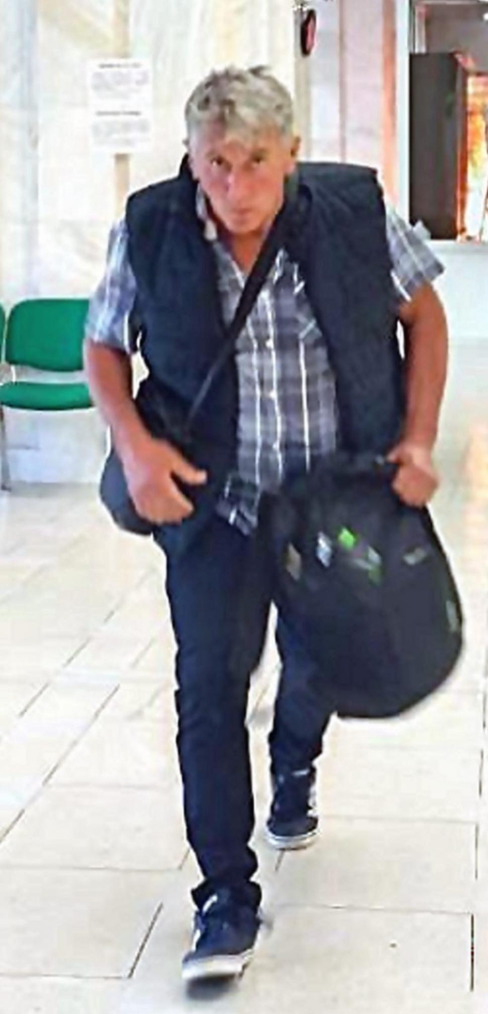 Poliția caută atacatorul care a provocat un incendiu în Parlament: „Sunt echipaje care desfășoară verificări, investigații și filtre” 923592