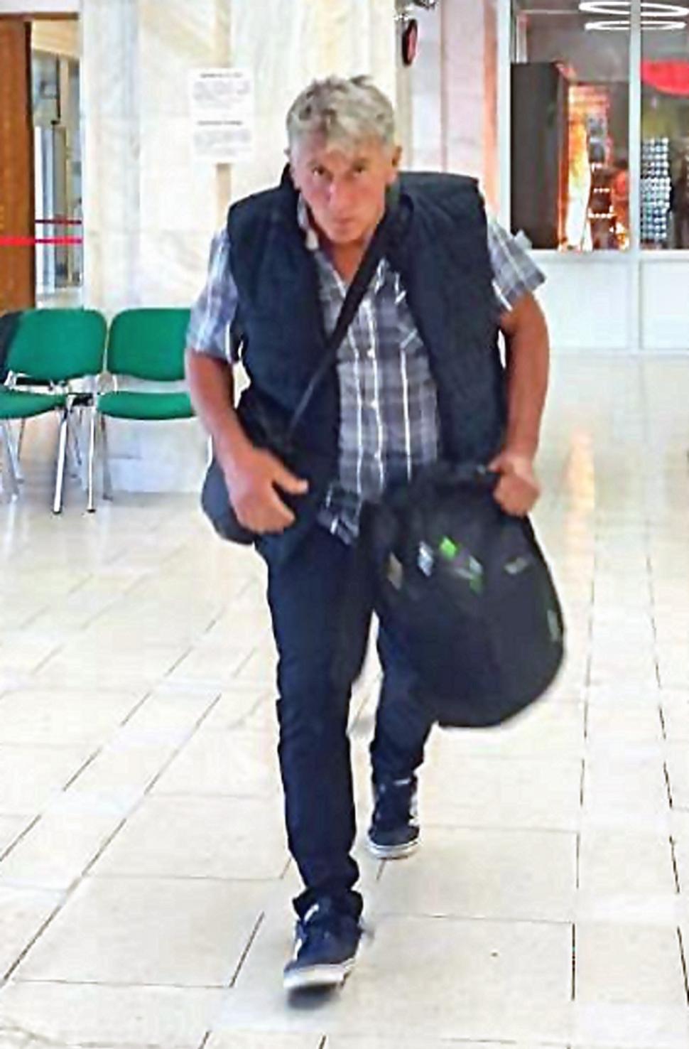 Poliția caută atacatorul care a provocat un incendiu în Parlament: „Sunt echipaje care desfășoară verificări, investigații și filtre” 923595