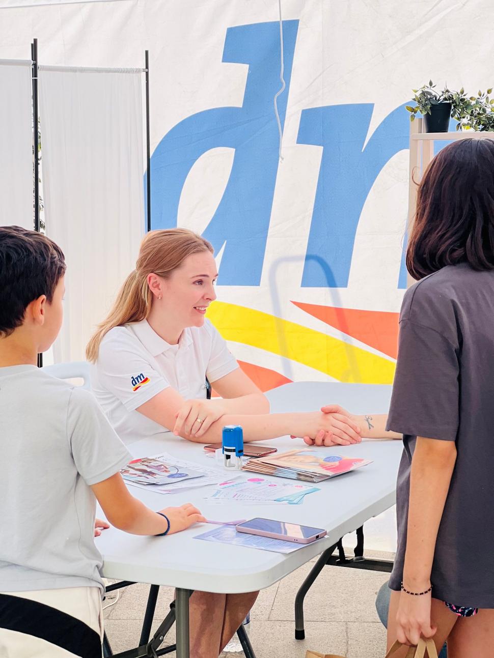 Caravana Sănătății dm, prezentă în 12 orașe. Circa 1.200 de persoane au beneficiat de informații și soluții pentru o viaţă echilibrată 923708