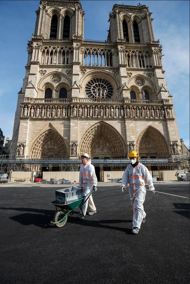 Descoperire arheologică rară, în timpul restaurării catedralei Notre-Dame: Sicriul unui cunoscut poet a fost găsit în toiul lucrărilor 923882