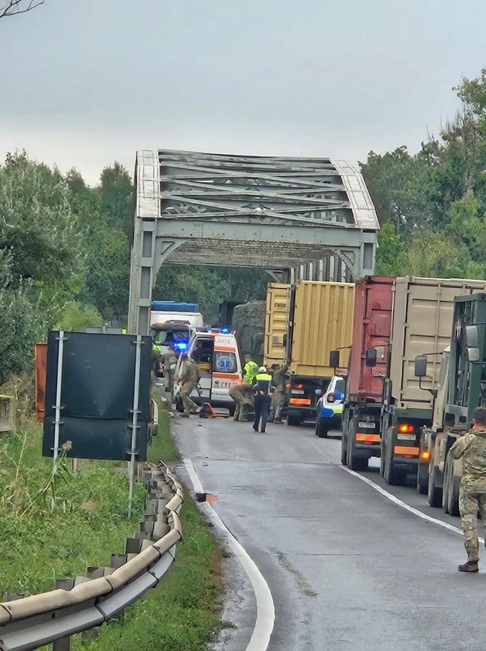 Accident cu două convoaie militare lângă podul Siret - Șendreni din județul Brăila: Doi militari au fost răniți, traficul este blocat 924114