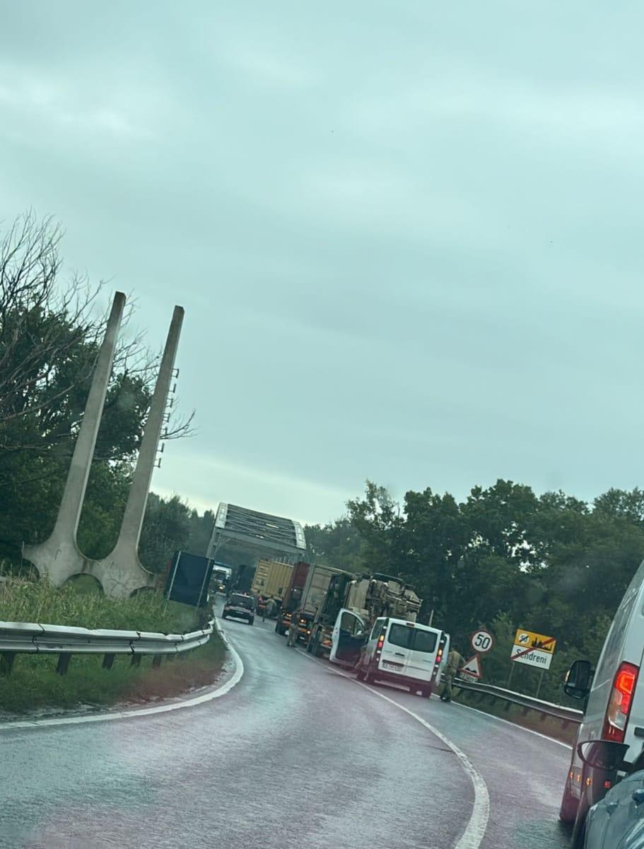 Accident cu două convoaie militare lângă podul Siret - Șendreni din județul Brăila: Doi militari au fost răniți, traficul este blocat 924115