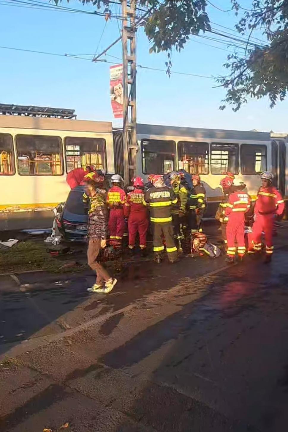 Mașină ruptă în două de tramvai, în București. Șoferul a murit. Surse: Pozitiv la DrugTest, vatmanul spune că urma un tratament 923918
