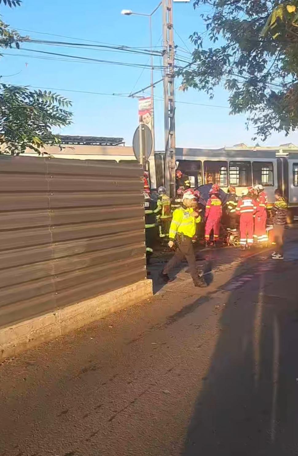 Mașină ruptă în două de tramvai, în București. Șoferul a murit. Surse: Pozitiv la DrugTest, vatmanul spune că urma un tratament 923920