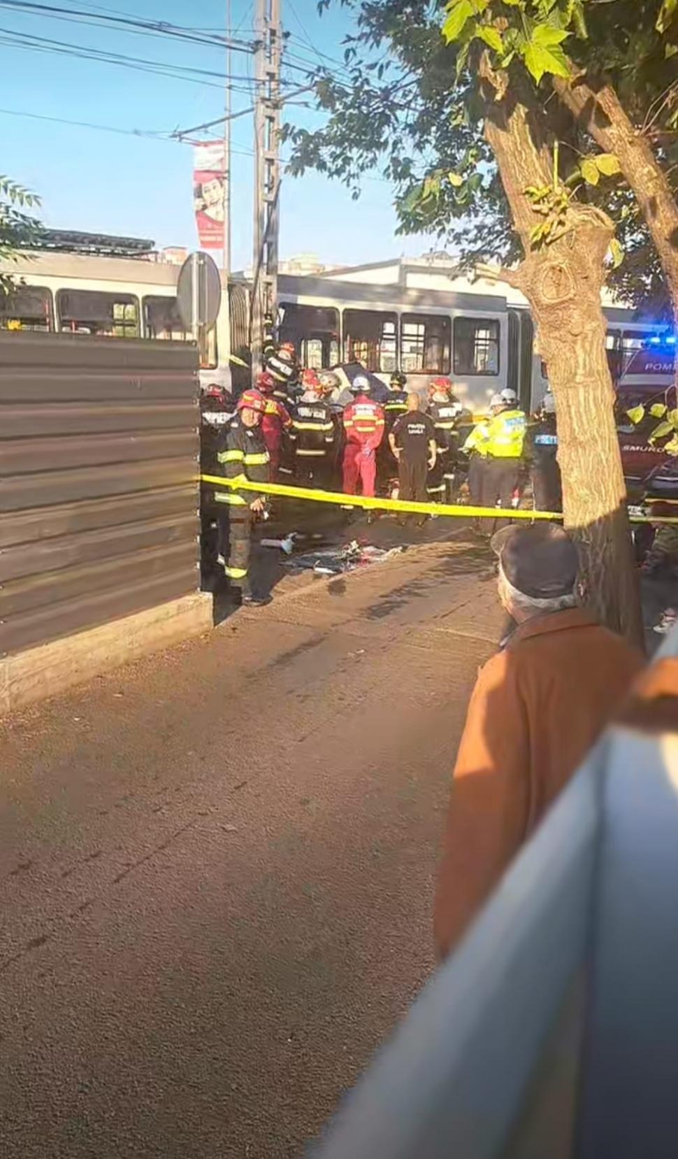 Mașină ruptă în două de tramvai, în București. Șoferul a murit. Surse: Pozitiv la DrugTest, vatmanul spune că urma un tratament 923921