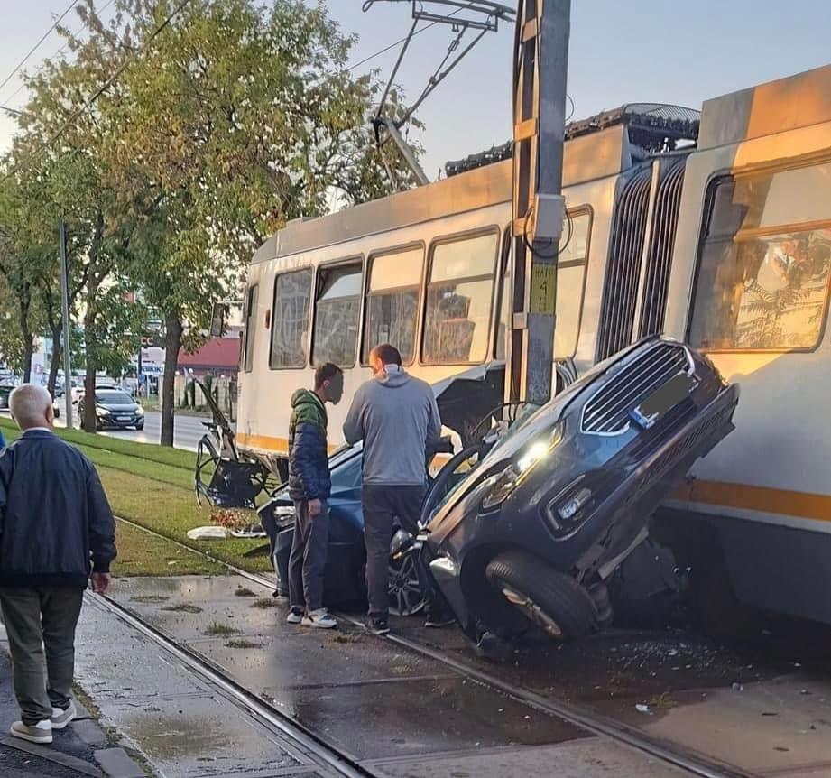 Mașină ruptă în două de tramvai, în București. Șoferul a murit. Surse: Pozitiv la DrugTest, vatmanul spune că urma un tratament 923922
