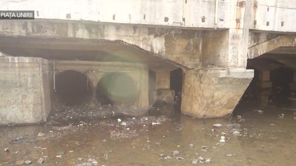 EXCLUSIV Imagini de sub planșeul de la Piața Unirii care stă să se prăbușească 923992