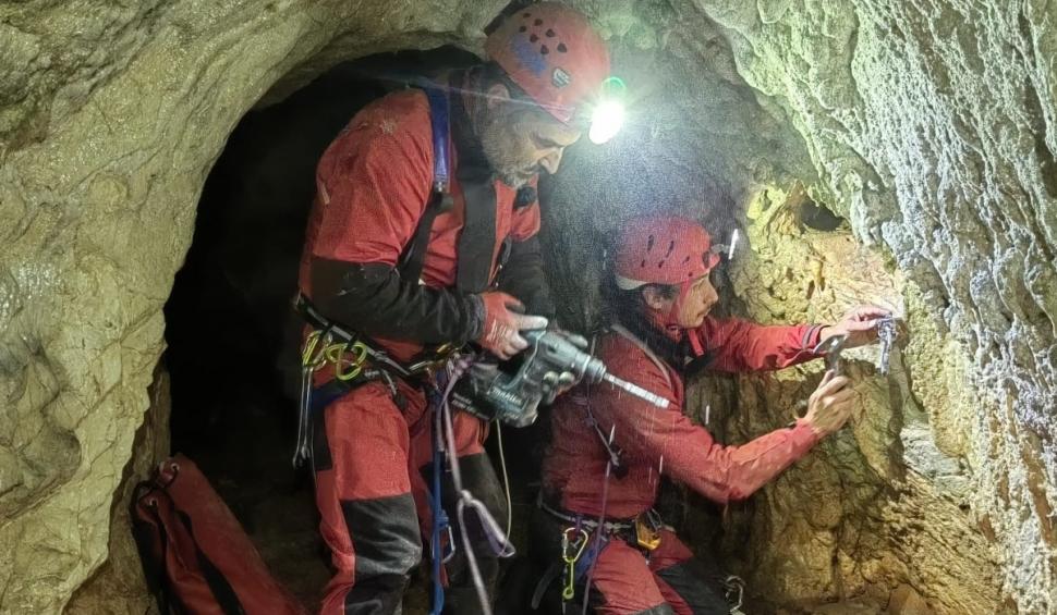 „Învăţătură...să nu păţiţi ca Bobiţă". Un câine căzut într-o galerie din peștera Meziad a fost salvat de speologi 924220