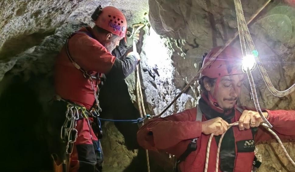 „Învăţătură...să nu păţiţi ca Bobiţă". Un câine căzut într-o galerie din peștera Meziad a fost salvat de speologi 924221