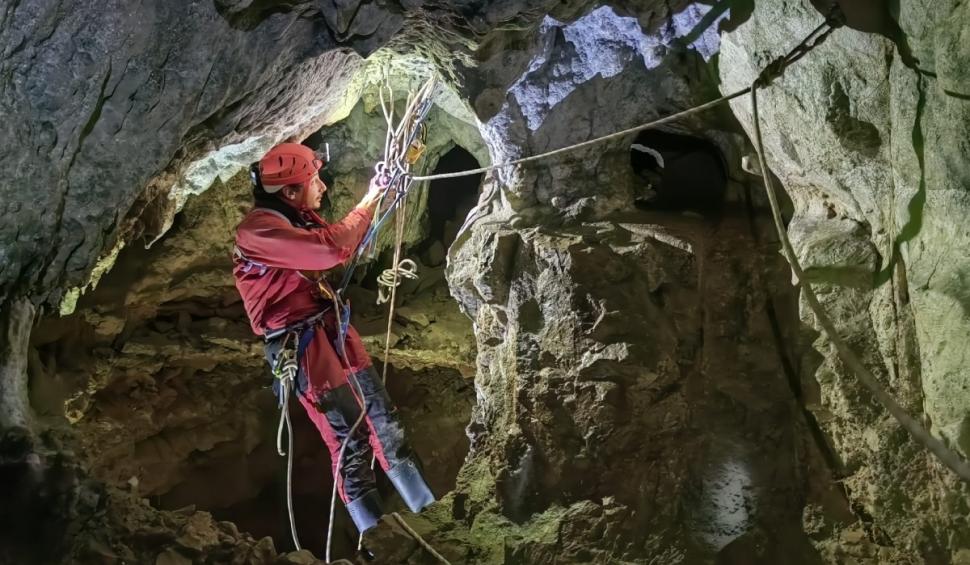 „Învăţătură...să nu păţiţi ca Bobiţă". Un câine căzut într-o galerie din peștera Meziad a fost salvat de speologi 924222