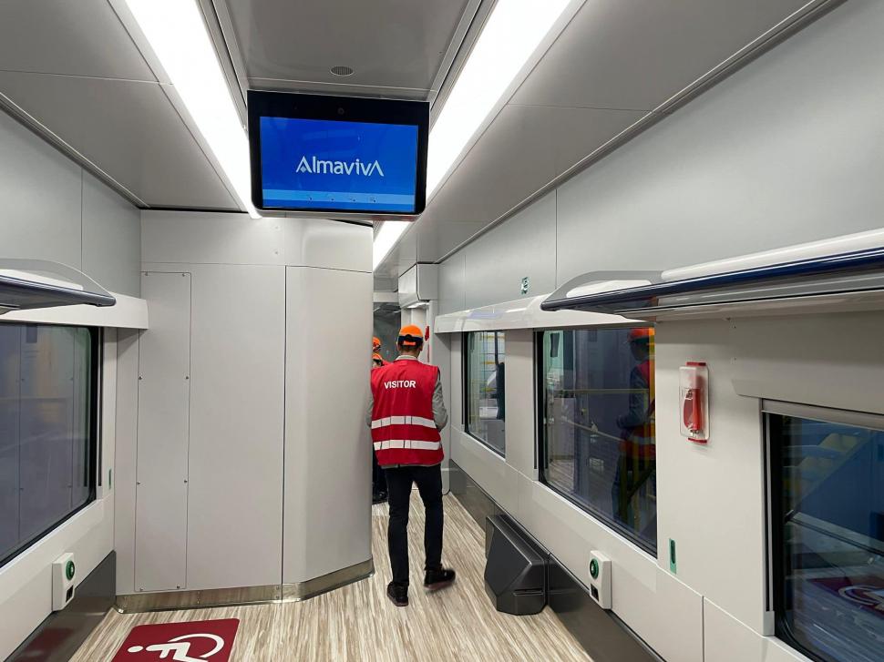 Primul tren nou cumpărat de România în ultimii 20 de ani va intra în circulație odată cu noul Mers al Trenurilor. Cum arată garnitura  924206