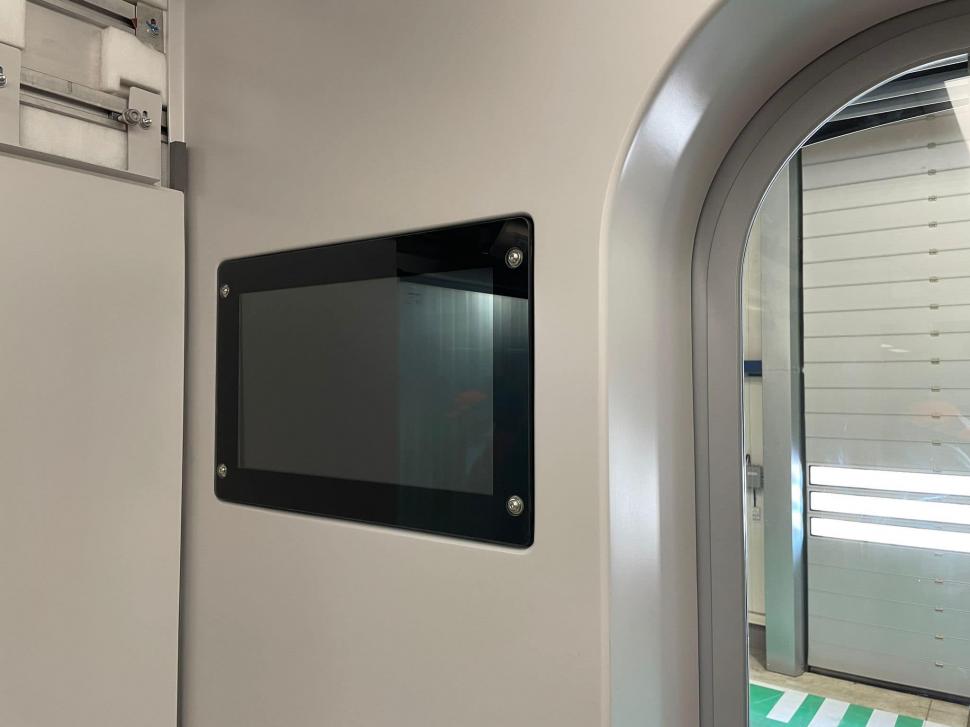 Primul tren nou cumpărat de România în ultimii 20 de ani va intra în circulație odată cu noul Mers al Trenurilor. Cum arată garnitura  924207