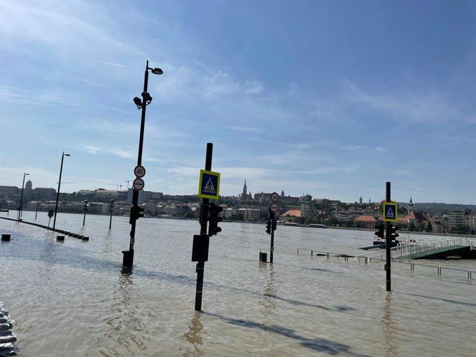 Dunărea a inundat Budapesta, Ungaria ia măsuri excepționale. Porți de fier ridicate ca să protejeze Parlamentul, metroul e închis 924269