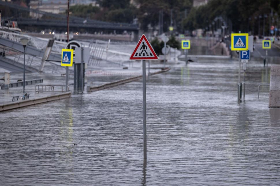 Dunărea a inundat Budapesta, Ungaria ia măsuri excepționale. Porți de fier ridicate ca să protejeze Parlamentul, metroul e închis 924279