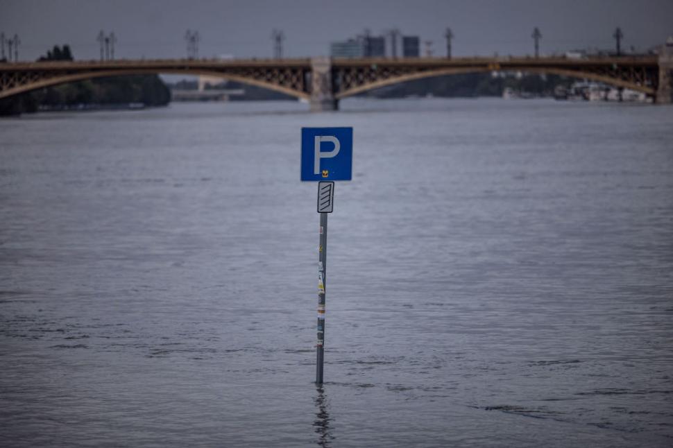 Dunărea a inundat Budapesta, Ungaria ia măsuri excepționale. Porți de fier ridicate ca să protejeze Parlamentul, metroul e închis 924281