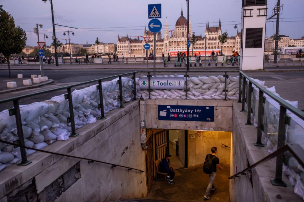Dunărea a inundat Budapesta, Ungaria ia măsuri excepționale. Porți de fier ridicate ca să protejeze Parlamentul, metroul e închis 924284