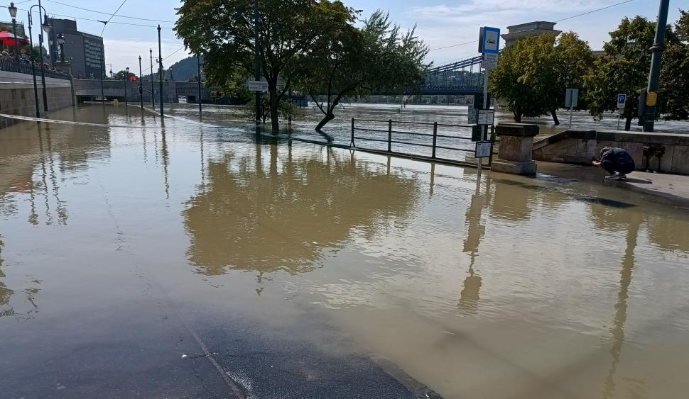 La Budapesta, mii de turiști se îngrămădesc pe falezele Dunării și așteaptă să vină viitura ca s-o filmeze 924475