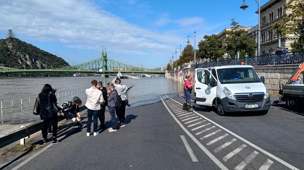 La Budapesta, mii de turiști se îngrămădesc pe falezele Dunării și așteaptă să vină viitura ca s-o filmeze 924478