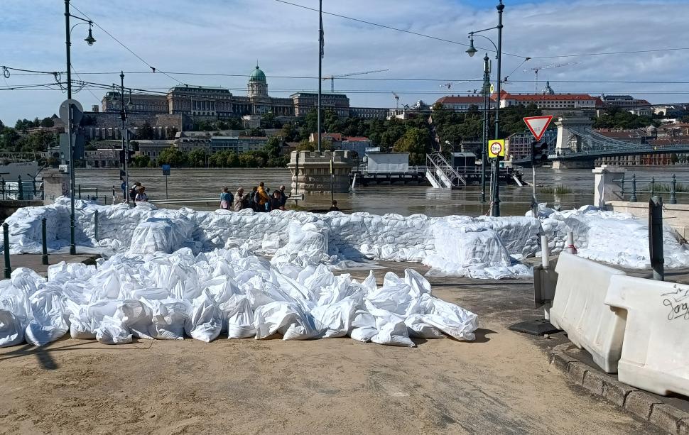 La Budapesta, mii de turiști se îngrămădesc pe falezele Dunării și așteaptă să vină viitura ca s-o filmeze 924479