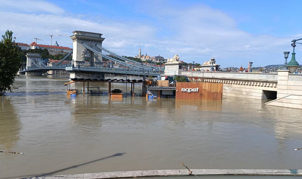 La Budapesta, mii de turiști se îngrămădesc pe falezele Dunării și așteaptă să vină viitura ca s-o filmeze 924480