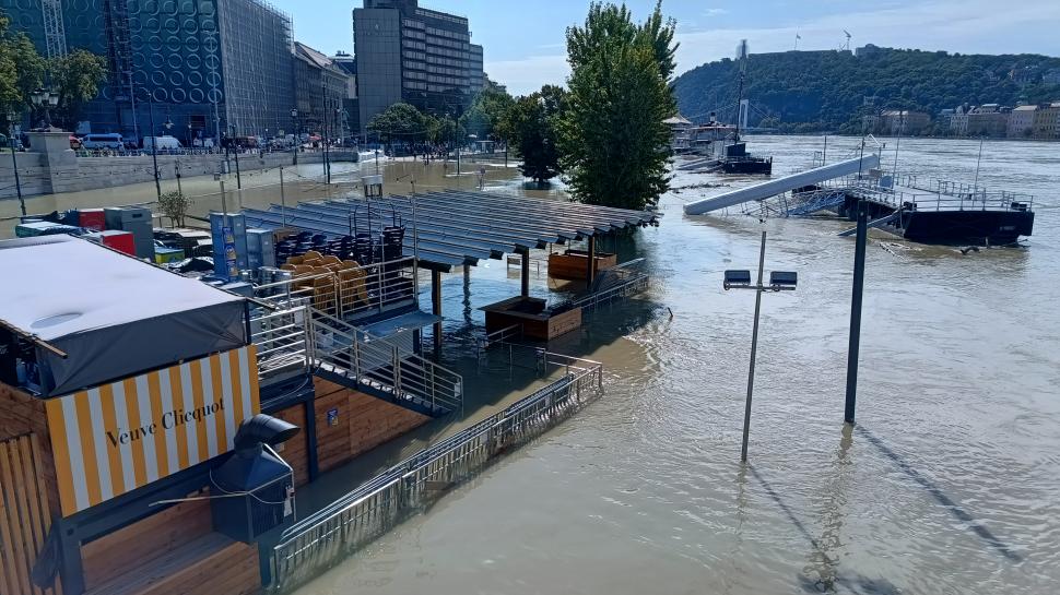 La Budapesta, mii de turiști se îngrămădesc pe falezele Dunării și așteaptă să vină viitura ca s-o filmeze 924481