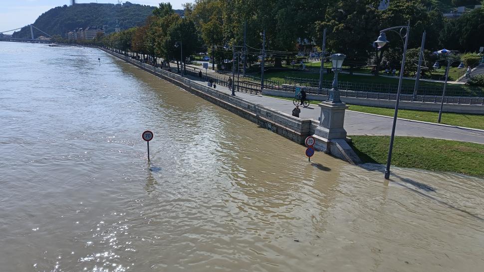 La Budapesta, mii de turiști se îngrămădesc pe falezele Dunării și așteaptă să vină viitura ca s-o filmeze 924482