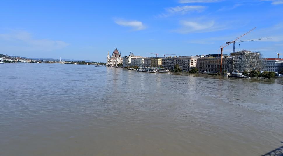 La Budapesta, mii de turiști se îngrămădesc pe falezele Dunării și așteaptă să vină viitura ca s-o filmeze 924483