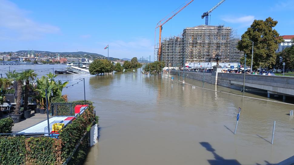 La Budapesta, mii de turiști se îngrămădesc pe falezele Dunării și așteaptă să vină viitura ca s-o filmeze 924484