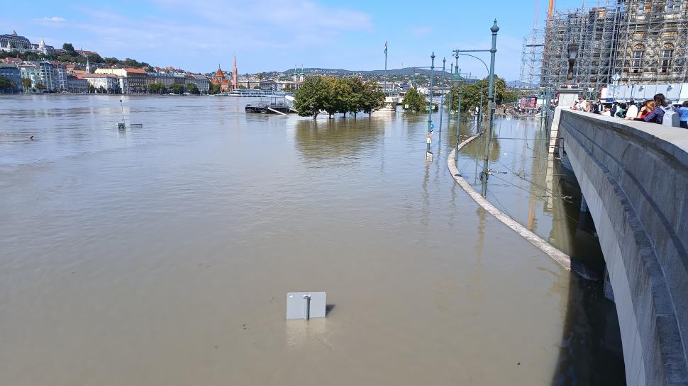 La Budapesta, mii de turiști se îngrămădesc pe falezele Dunării și așteaptă să vină viitura ca s-o filmeze 924485