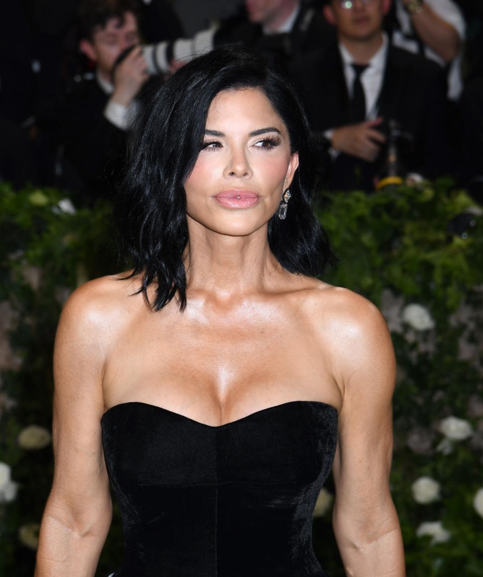 Logodnica lui Jeff Bezos este implicată într-un scandal răsunător. Acuzațiile incredibile pe care i le aduce fosta instructoare de yoga 924307