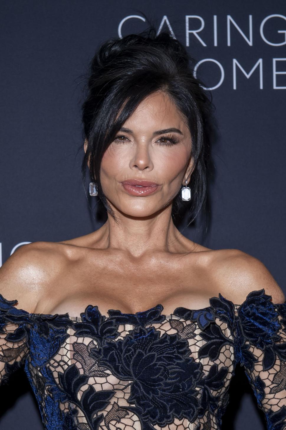 Logodnica lui Jeff Bezos este implicată într-un scandal răsunător. Acuzațiile incredibile pe care i le aduce fosta instructoare de yoga 924309