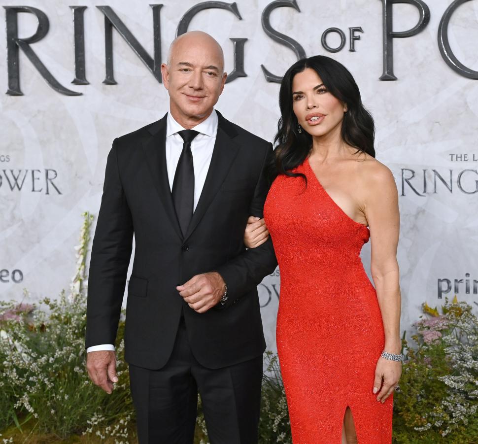 Logodnica lui Jeff Bezos este implicată într-un scandal răsunător. Acuzațiile incredibile pe care i le aduce fosta instructoare de yoga 924312