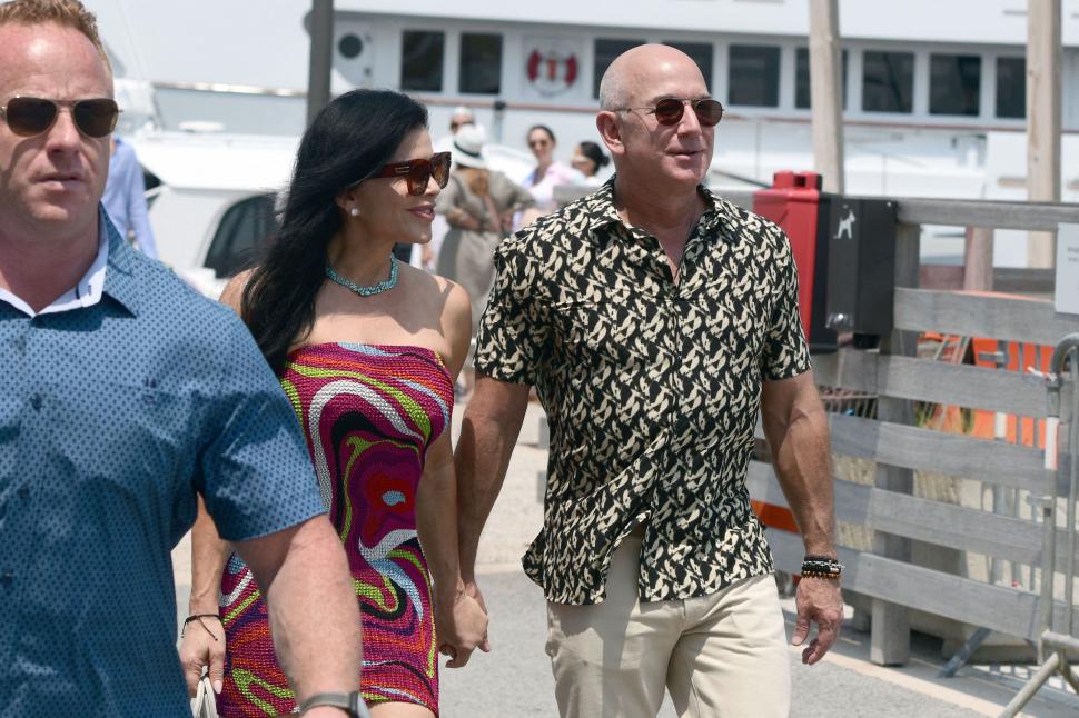 Logodnica lui Jeff Bezos este implicată într-un scandal răsunător. Acuzațiile incredibile pe care i le aduce fosta instructoare de yoga 924317