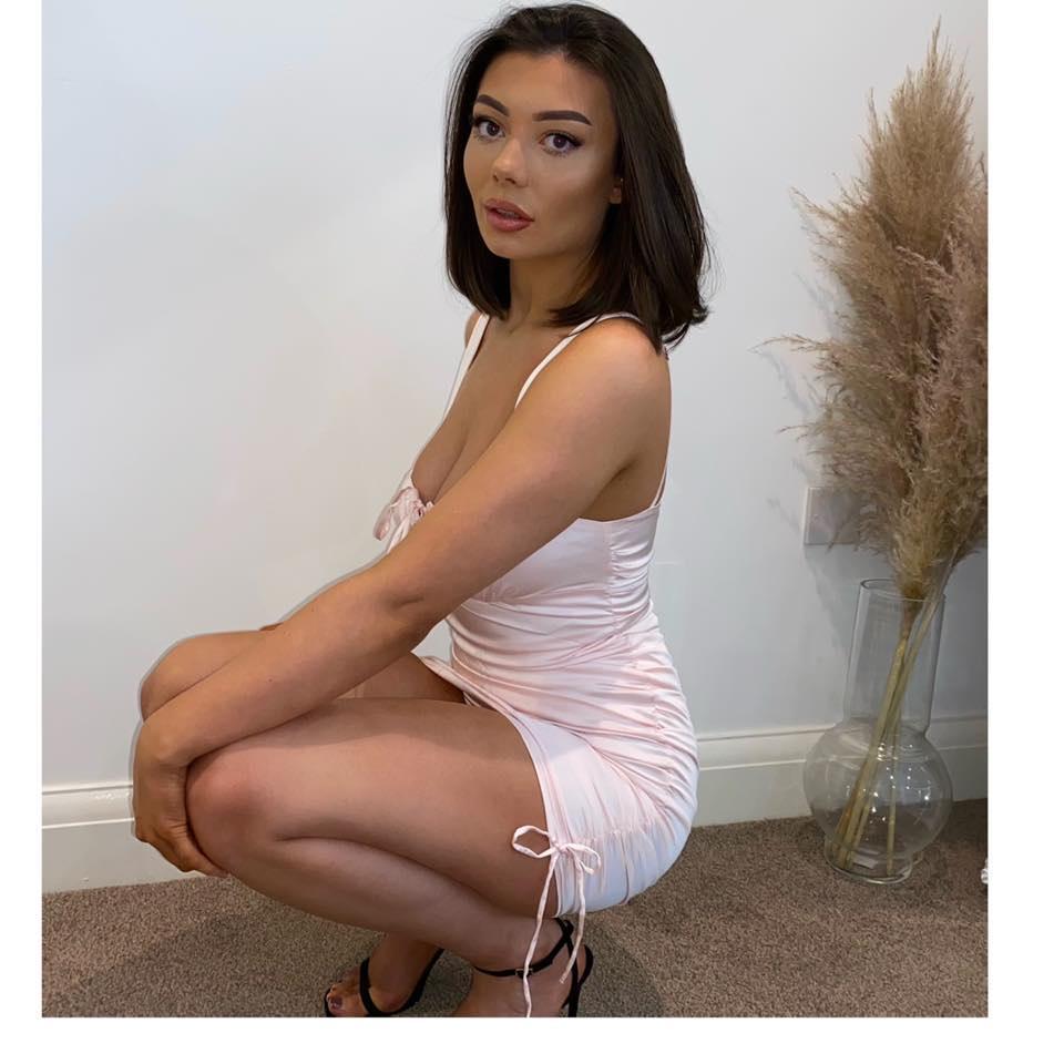 O polițistă este cercetată pentru că avea o relație cu un traficant de droguri și o aventură cu șeful ei căsătorit, în același timp 924416