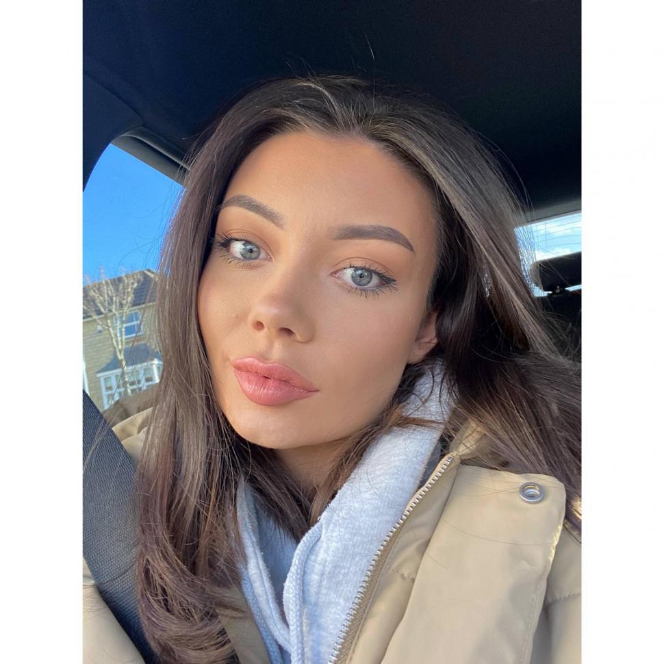 O polițistă este cercetată pentru că avea o relație cu un traficant de droguri și o aventură cu șeful ei căsătorit, în același timp 924417