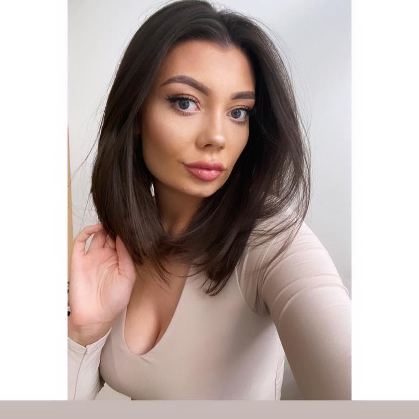 O polițistă este cercetată pentru că avea o relație cu un traficant de droguri și o aventură cu șeful ei căsătorit, în același timp 924419