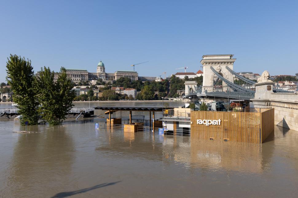 Cea mai grea zi în Budapesta. Totul e sub ape, stațiile de autobuz abia se mai văd. Viktor Orban a ieșit cu barca pe Dunăre  924586