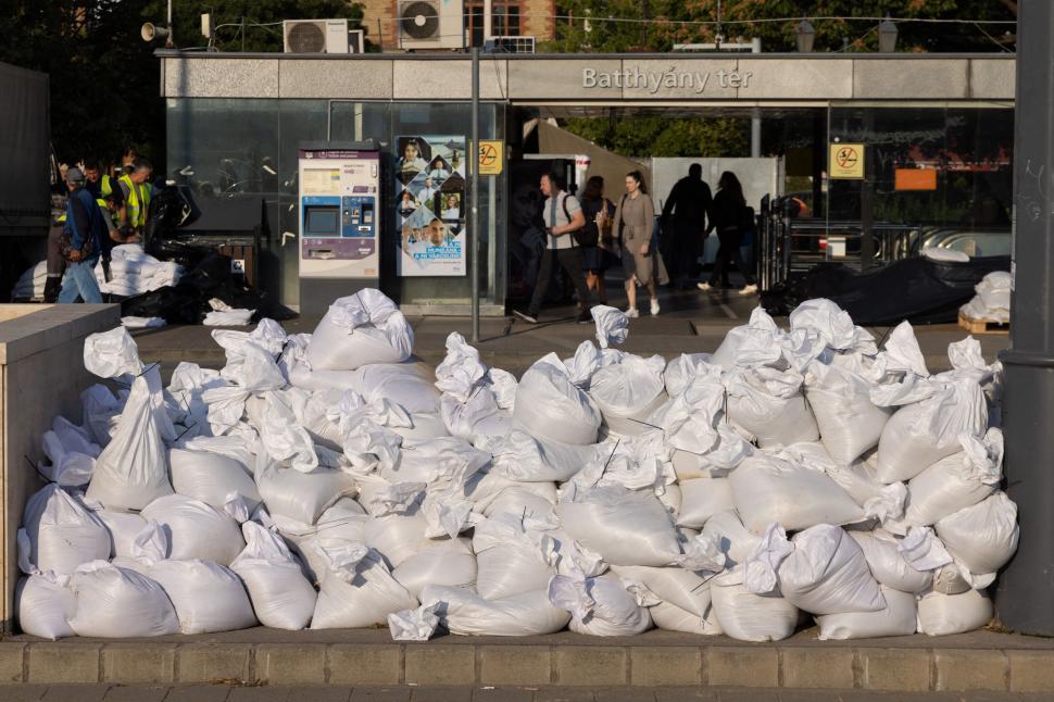 Cea mai grea zi în Budapesta. Totul e sub ape, stațiile de autobuz abia se mai văd. Viktor Orban a ieșit cu barca pe Dunăre  924587