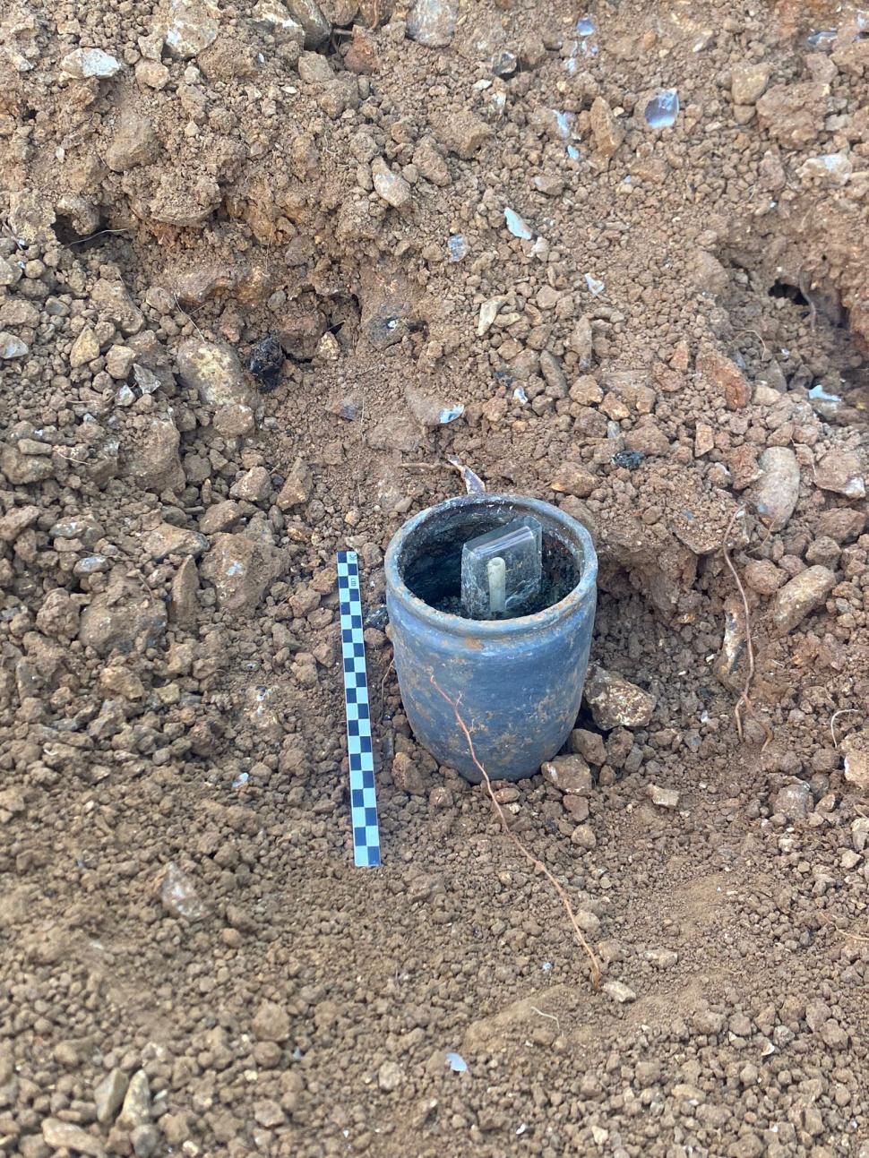 Mesaj într-o sticlă, îngropat acum 200 de ani, găsit intact în timpul unor săpături în Franța: „A fost un moment absolut magic” 924211