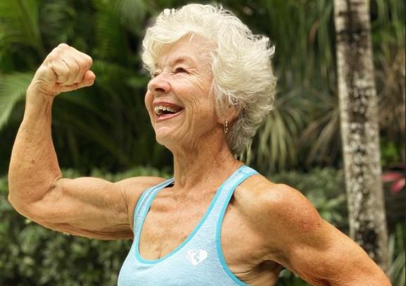 S-a apucat de sală la 70 de ani și a slăbit 36 de kg. Acum, Joan e influenceriță de fitness și face senzație pe internet 924641