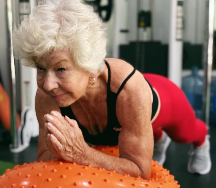 S-a apucat de sală la 70 de ani și a slăbit 36 de kg. Acum, Joan e influenceriță de fitness și face senzație pe internet 924644