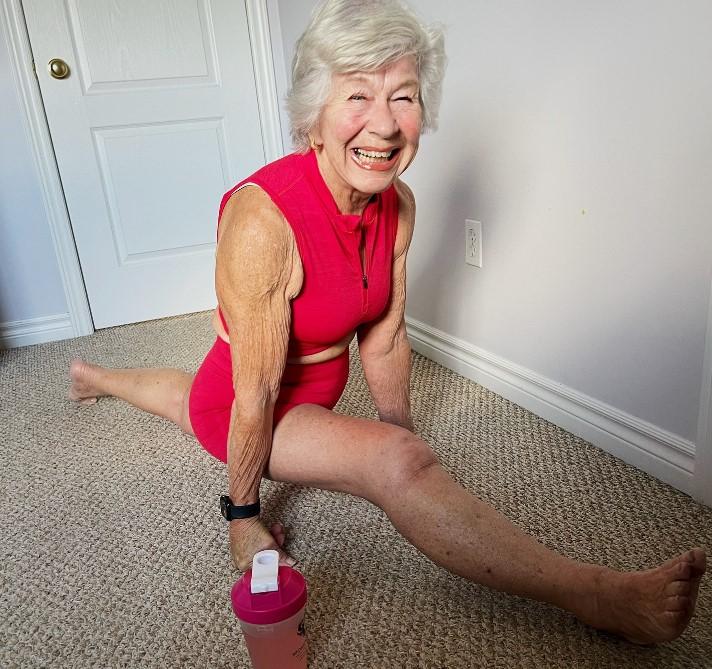 S-a apucat de sală la 70 de ani și a slăbit 36 de kg. Acum, Joan e influenceriță de fitness și face senzație pe internet 924647