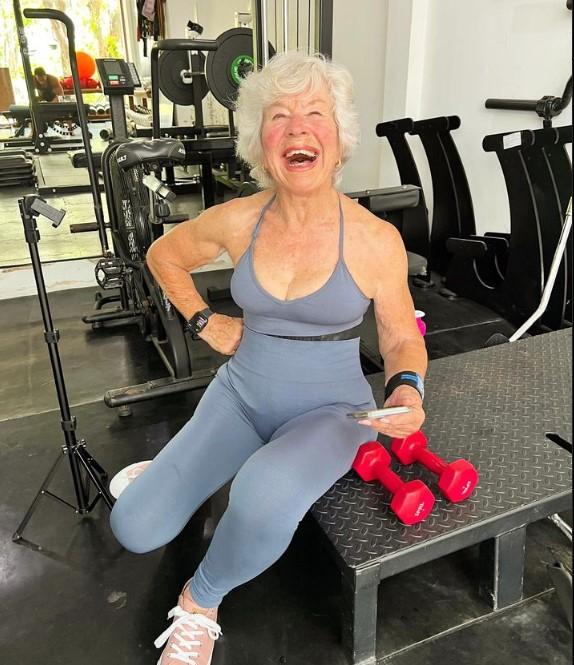 S-a apucat de sală la 70 de ani și a slăbit 36 de kg. Acum, Joan e influenceriță de fitness și face senzație pe internet 924650