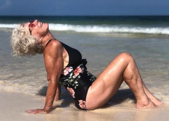 S-a apucat de sală la 70 de ani și a slăbit 36 de kg. Acum, Joan e influenceriță de fitness și face senzație pe internet 924652