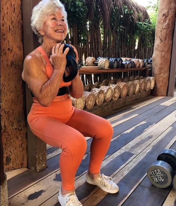 S-a apucat de sală la 70 de ani și a slăbit 36 de kg. Acum, Joan e influenceriță de fitness și face senzație pe internet 924653