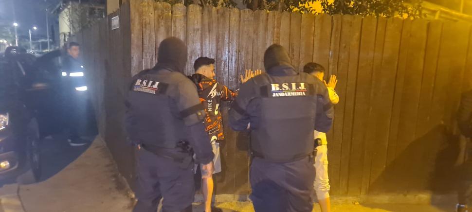 Filtre cu 400 de polițiști după bătaia cu săbii și topoare care a îngrozit Pantelimon. Imagini cu armele găsite. Șase agresori reținuți 924667