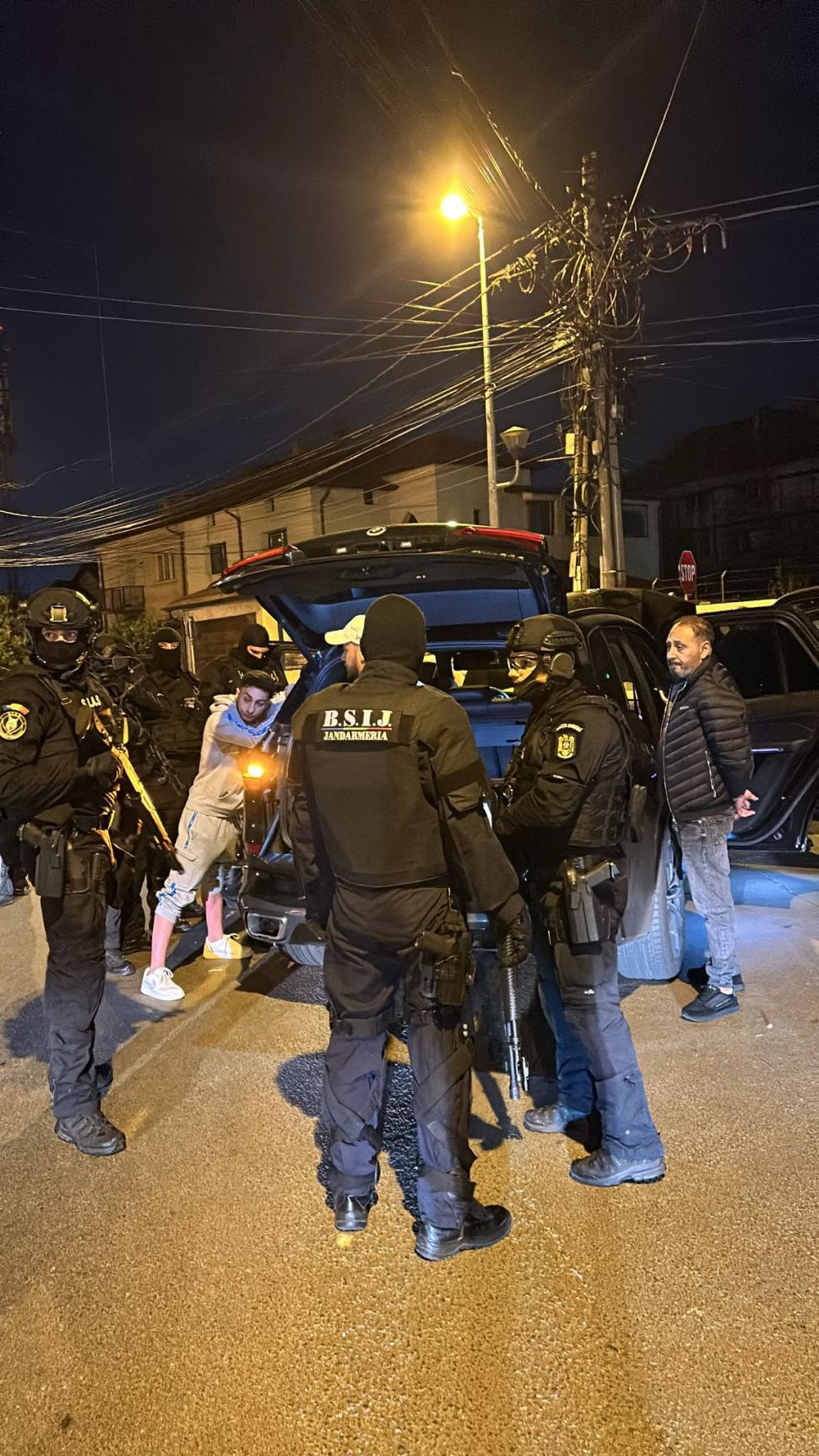 Filtre cu 400 de polițiști după bătaia cu săbii și topoare care a îngrozit Pantelimon. Imagini cu armele găsite. Șase agresori reținuți 924669